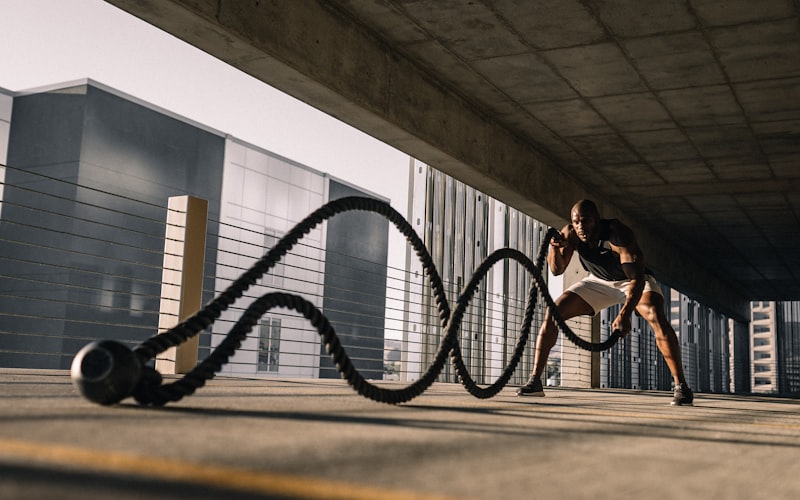 世界杯球员夺冠后高举奖杯庆祝胜利